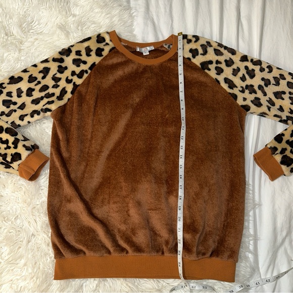 Bailey’s Blossoms | Crewneck Pullover Colorblocked Velour Leopard Animal Print - Picture 8 of 11